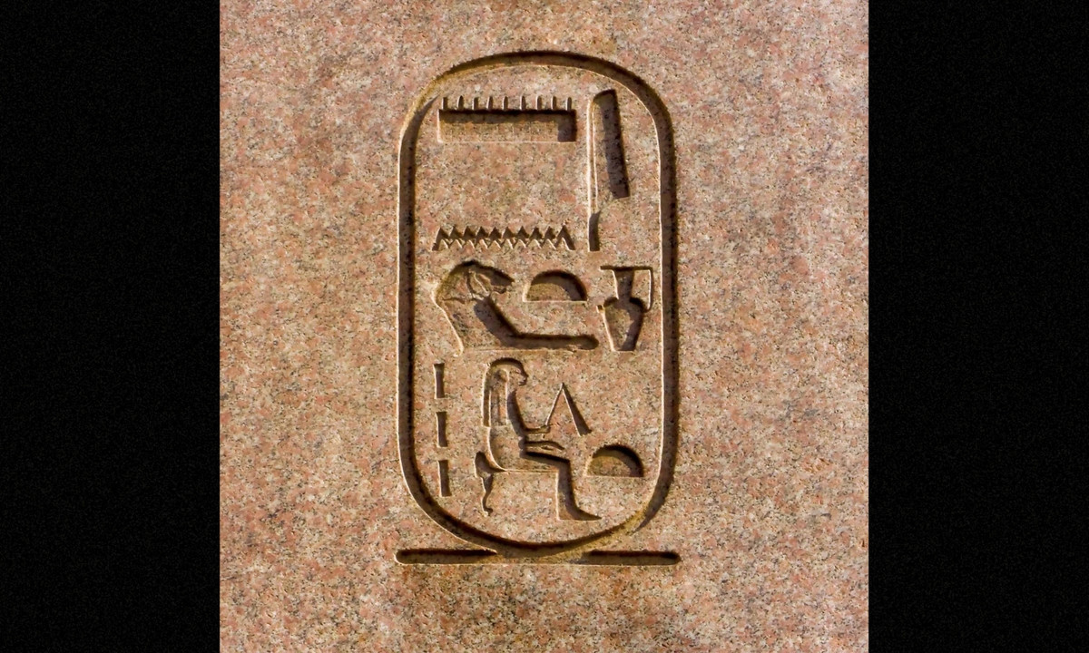 Cartouche là những tấm khung hình bầu dục, tượng trưng cho sự trường tồn. Người Ai Cập cổ đại viết tên người lên cartouche, với mong muốn những người này sẽ có cuộc sống vĩnh cửu. (Nguồn: britannica.com)