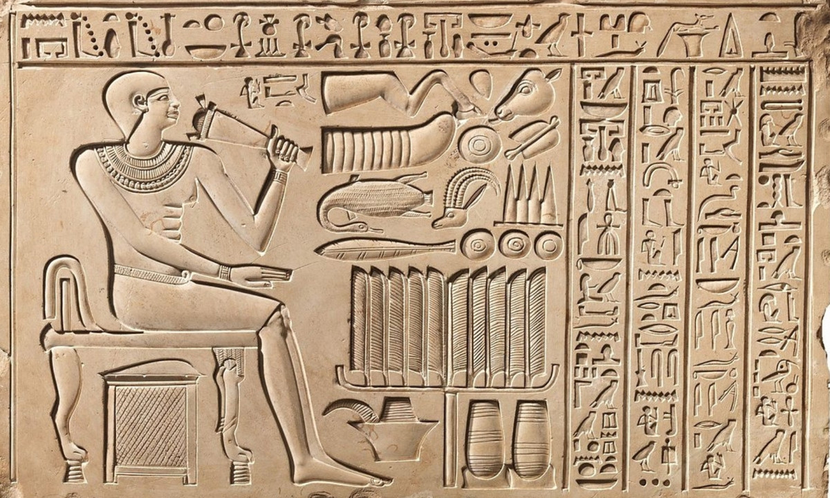 Giấy viết chưa xuất hiện trong thời kỳ này, người Ai Cập cổ đại sẽ viết lên đất sét, đá, đồ gốm hoặc lấy papyrus, một loại sậy được ép phẳng để viết chữ lên. (Nguồn: Bảo tàng lịch sử Quốc gia)