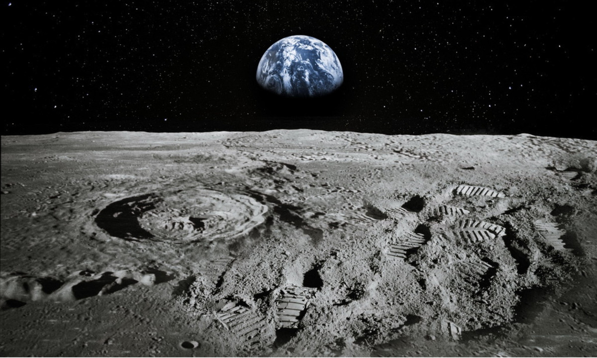 Nói cách khác, Mặt Trăng của chúng ta không chia sẻ bất kỳ đặc điểm nào với các vệ tinh khác được tìm thấy trong Hệ Mặt Trời của chúng ta. Nếu điều đó không đủ lạ lùng, hãy xem xét rằng từ bất kỳ điểm nào trên bề mặt hành tinh của chúng ta chỉ có một mặt của Mặt Trăng là có thể nhìn thấy được. (Nguồn: Báo Thanh niên)