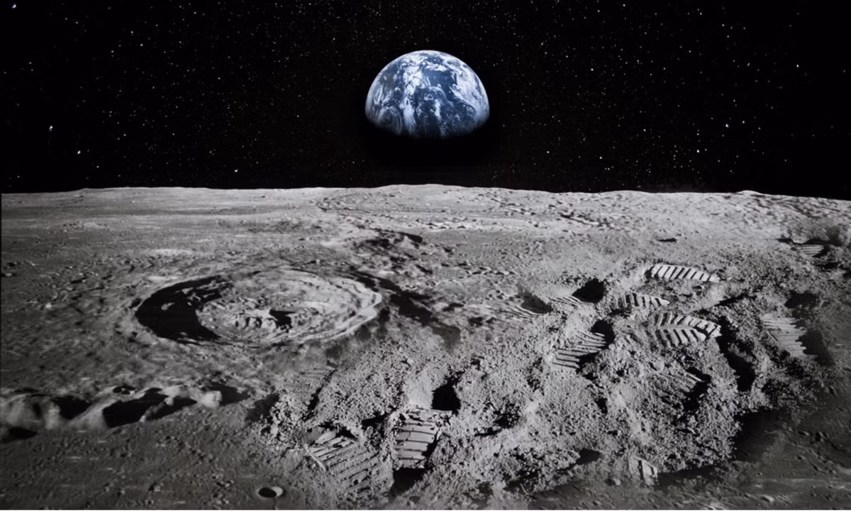 Nói cách khác, Mặt Trăng của chúng ta không chia sẻ bất kỳ đặc điểm nào với các vệ tinh khác được tìm thấy trong Hệ Mặt Trời của chúng ta. Nếu điều đó không đủ lạ lùng, hãy xem xét rằng từ bất kỳ điểm nào trên bề mặt hành tinh của chúng ta chỉ có một mặt của Mặt Trăng là có thể nhìn thấy được. (Nguồn: Báo Thanh niên)