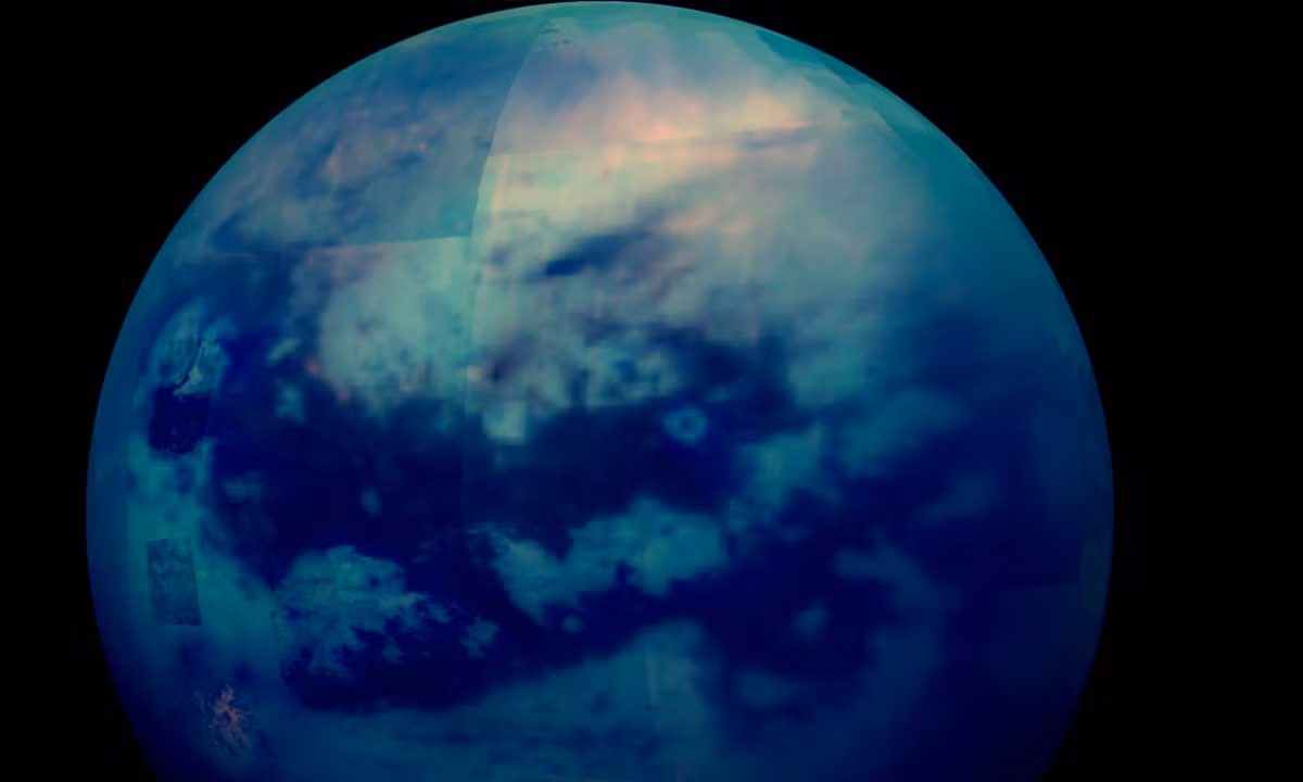 Với sự tồn tại phong phú của các chất hóa học trên vệ tinh này, các nhà khoa học suy đoán rằng có thể có các dạng sự sống cơ bản khác dưới đại dương nước dạng lỏng tồn tại dưới bề mặt băng của Titan. (Nguồn: Mashable SEA)