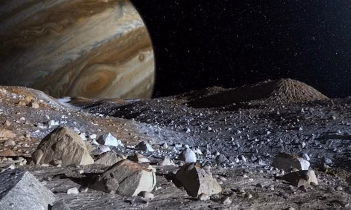 2. Europa: là một trong số 79 Mặt Trăng của sao Mộc, được phát hiện bởi nhà khoa học Galileo Galilei vào năm 1610. Bề mặt của Europa là một vùng nước đóng băng rộng lớn. Nhiều nhà khoa học tin rằng có sự tồn tại của một đại dương nước rộng lớn và được giữ ở thể lỏng. (Nguồn: Genk) 