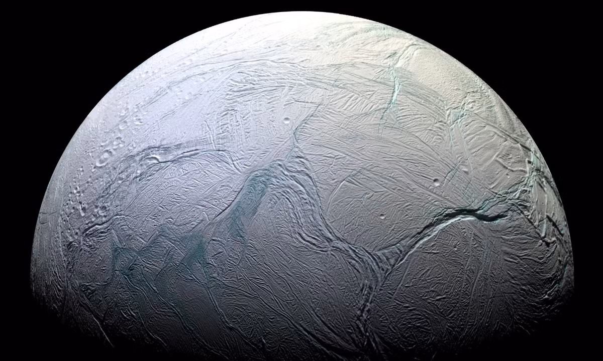 Các “núi lửa băng” không chỉ phun ra hơi nước và các chất dễ bay hơi, các nhà khoa học còn phát hiện ra một loạt các phân tử hữu cơ và quan trọng là các tinh thể silica nhỏ bé chỉ hình thành khi nước ở đại dương tiếp xúc với bề mặt đá dưới đáy đại dương ở nhiệt độ ít nhất 90˚C. (Nguồn: NPR)