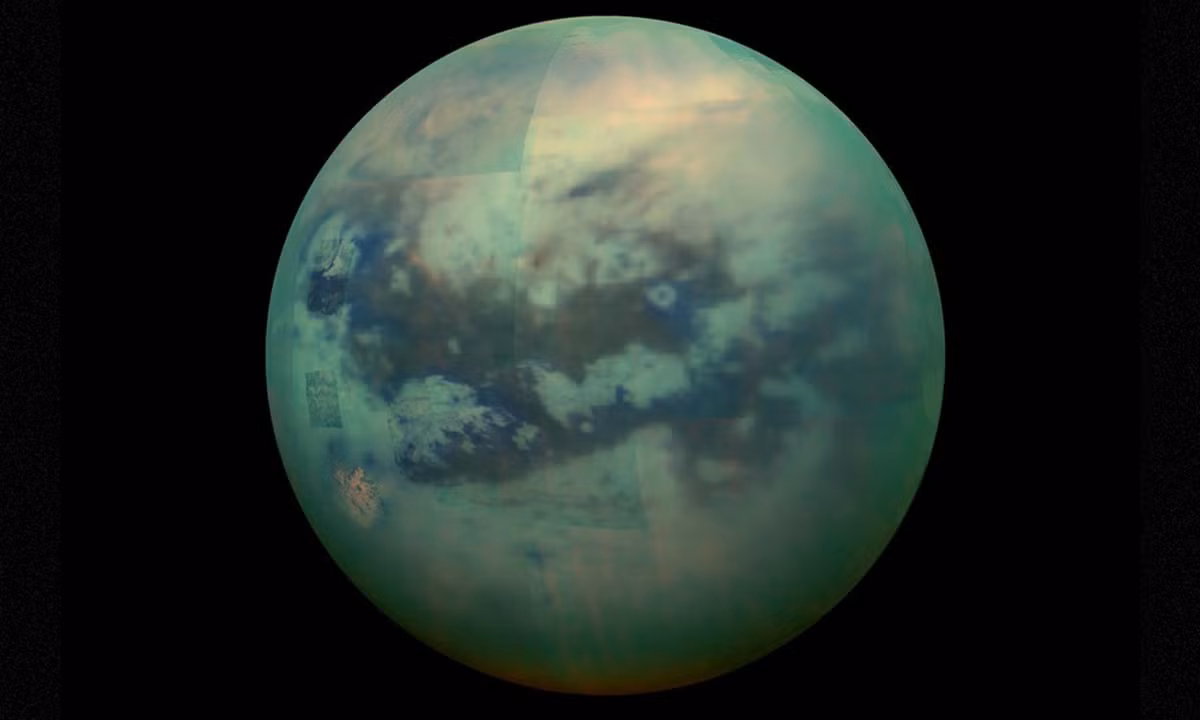 4. Titan: áp suất bề mặt gấp khoảng 1,5 lần khí quyển Trái Đất, cũng là nơi duy nhất trong hệ Mặt Trời ngoài Trái Đất có chất lỏng bề mặt ổn định với rất nhiều hồ và biển ở dạng băng trên bề mặt. (Nguồn: Trangcongnghe.com)