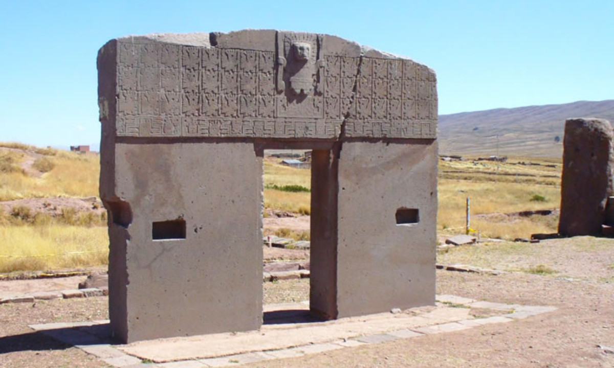 Người xưa tin rằng Thần Mặt trời Viracocha đã tạo ra loài người tại đây và sử dụng cánh cổng này để đi lại giữa các thế giới. Khi được phát hiện vào thế kỷ 19, cánh cổng đã bị rơi xuống đất tạo ra một vết nứt lớn. (Nguồn: titikakajourneys.com)