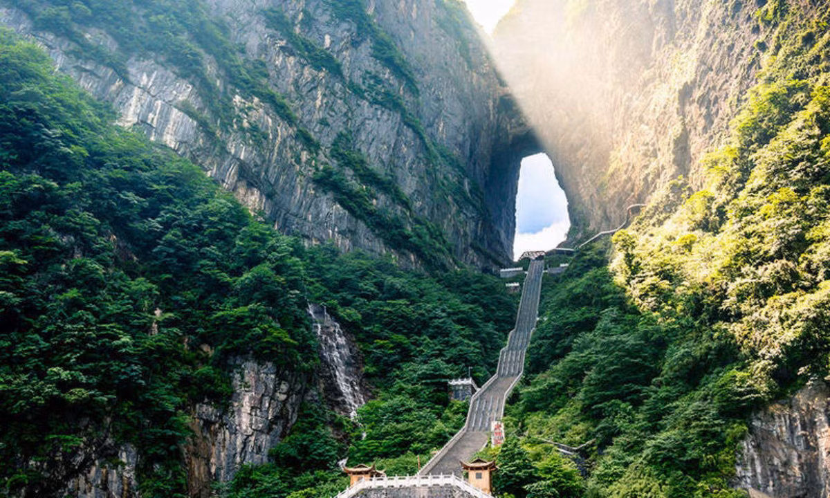 Theo truyền thuyết, nếu vượt qua 999 bậc thang để đến Cổng trời, con người sẽ tới gần hơn với Đức Phật và đạt cảnh giới giác ngộ. (Nguồn: Onetour)