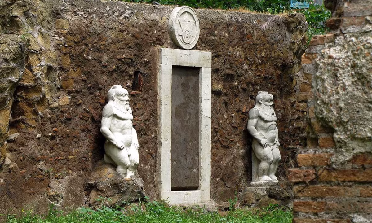 5. Cổng Nhà giả kim, đồi Esquiline, Rome, Italy: vào thế kỷ 17, khu vực này là dinh thự của một hầu tước yêu thích thuật giả kim có tên Massimiliano Palombara. Theo truyền thuyết, một nhà giả kim đã gặp hầu tước tại một bữa tiệc tối, nói rằng ông đã tìm ra công thức tạo ra vàng từ thảo mộc. (Nguồn: VOVTV)