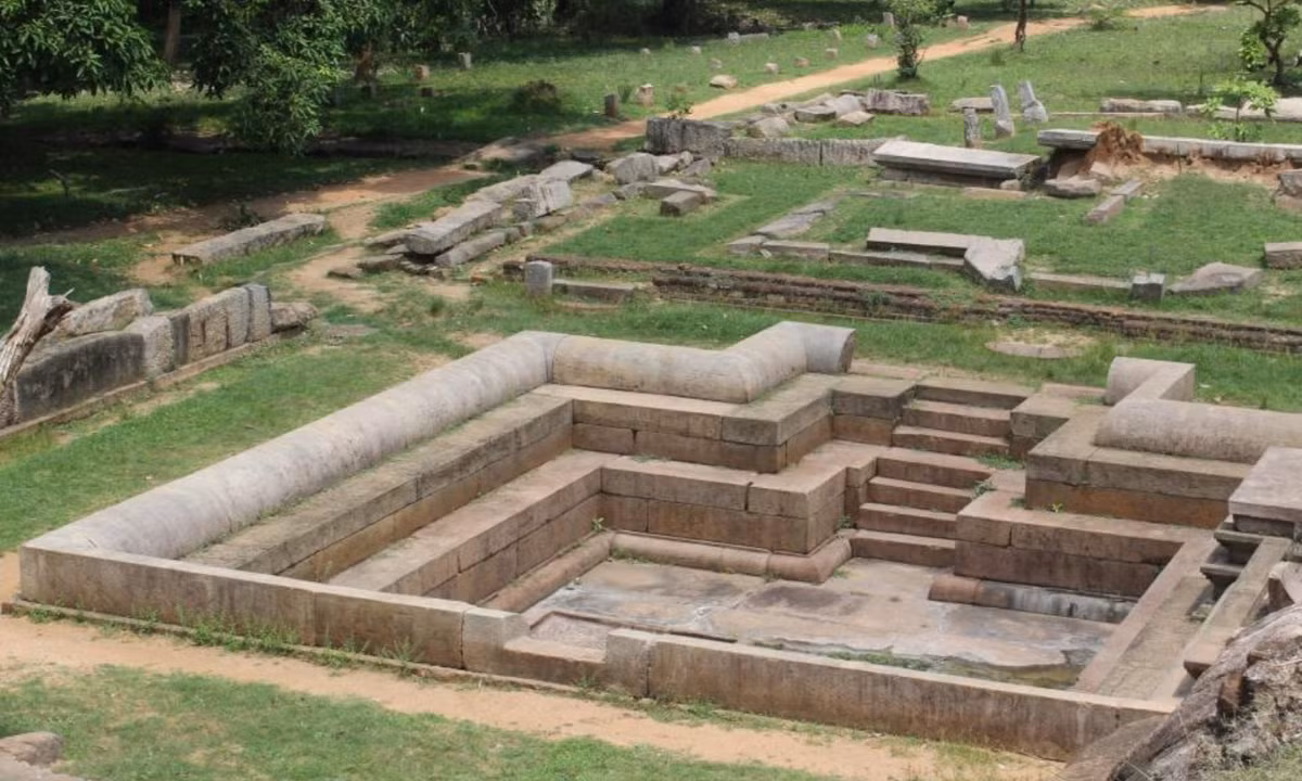 Nhiều người tin rằng đây là cánh cổng để liên lạc với các nền văn minh ngoài trái đất và những bức tranh được chạm khắc trên các phiến đá là thông điệp để mở chúng. (Nguồn: tlc.lk)