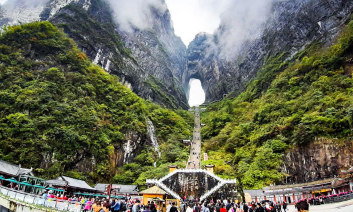 6. Thiên Môn Sơn, Trương Gia Giới, Trung Quốc: "Cổng trời" này được hình thành sau một cơn đại hồng thủy khiến núi đá vôi sụp xuống tạo thành mái vòm. Đây được coi là nơi giao nhau giữa thiên đình và hạ giới. (Nguồn: TinTravel)