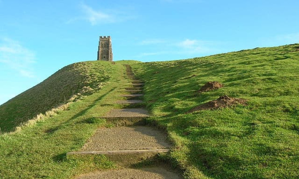 Nhiều truyền thuyết cho rằng, tại đây, bạn có thể tìm thấy lối vào Avalon - một thế giới khác giống như thiên đường, nơi thời gian đứng yên và tuổi trẻ vĩnh cửu ngự trị. (Nguồn: Discover Walks)