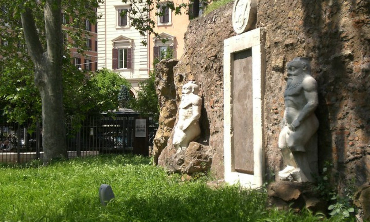 Sáng hôm sau, nhà giả kim biến mất, để lại vài mảnh vàng và một tờ giấy gồm các ký hiệu bí ẩn. Palombara không thể giải nghĩa chúng nên đã ra lệnh khắc các ký hiệu này trên những cánh cửa vào khu vườn của mình với hy vọng ai đó có thể tìm ra đáp án. Cả biệt thự và khu vườn đều không tồn tại cho đến ngày nay, nhưng cánh cửa kỳ bí vẫn còn sót lại. (Nguồn: Italy Rome Tour)