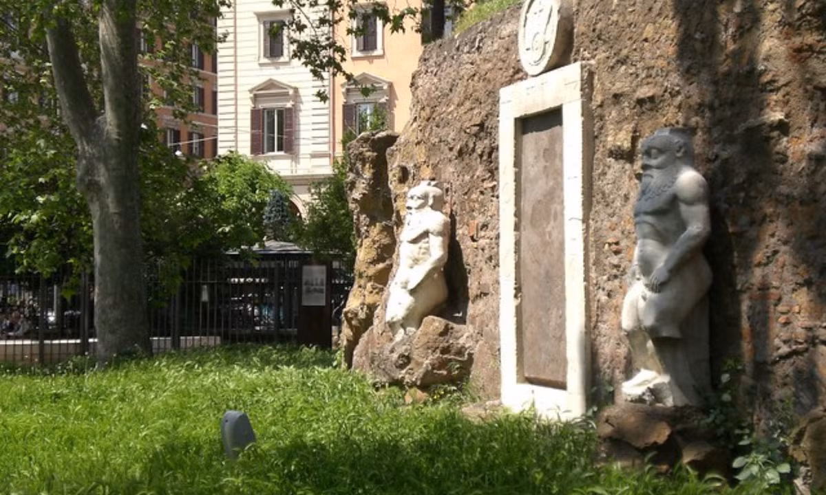 Sáng hôm sau, nhà giả kim biến mất, để lại vài mảnh vàng và một tờ giấy gồm các ký hiệu bí ẩn. Palombara không thể giải nghĩa chúng nên đã ra lệnh khắc các ký hiệu này trên những cánh cửa vào khu vườn của mình với hy vọng ai đó có thể tìm ra đáp án. Cả biệt thự và khu vườn đều không tồn tại cho đến ngày nay, nhưng cánh cửa kỳ bí vẫn còn sót lại. (Nguồn: Italy Rome Tour)