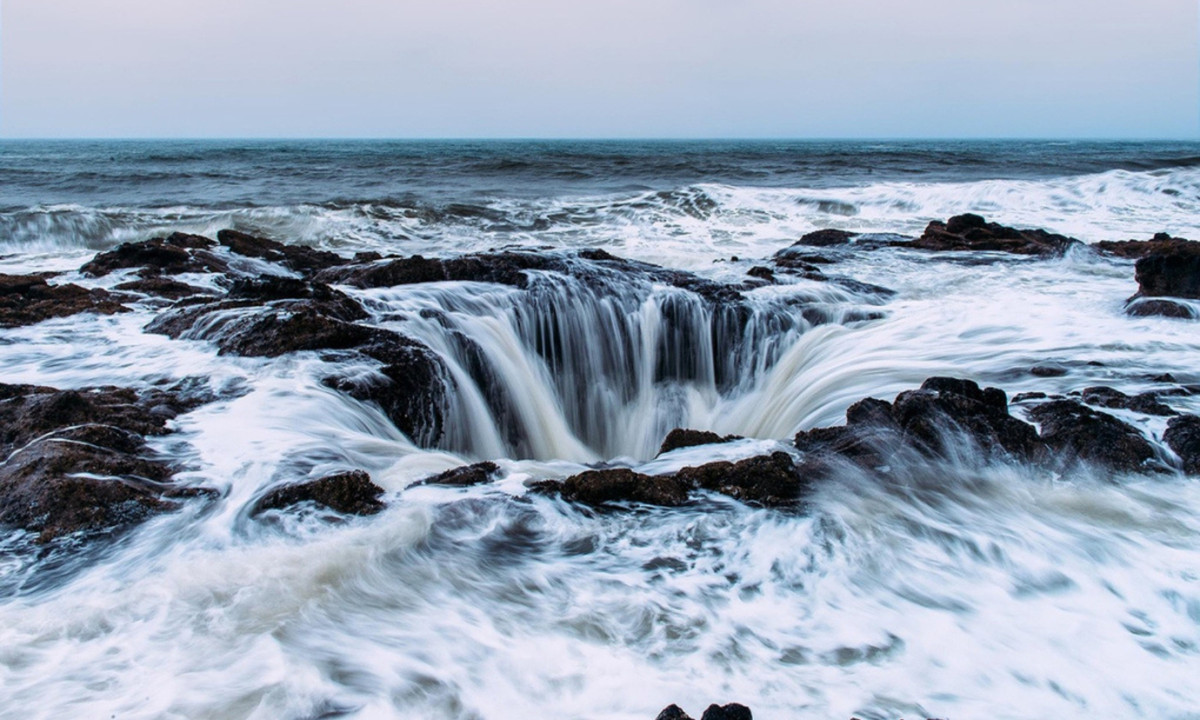 3. Giếng thần Thor, Oregon, Mỹ: lấy tên của thần sấm Thor trong thần thoại Bắc u, đây là một hố sụt tự nhiên hình cái phễu nằm ở mũi Perpetua. Nó còn được gọi là cánh cổng đến thế giới dưới lòng đất. Bình thường, hố trống rỗng hoặc lấp đầy nước. (Nguồn: VnExpress)
