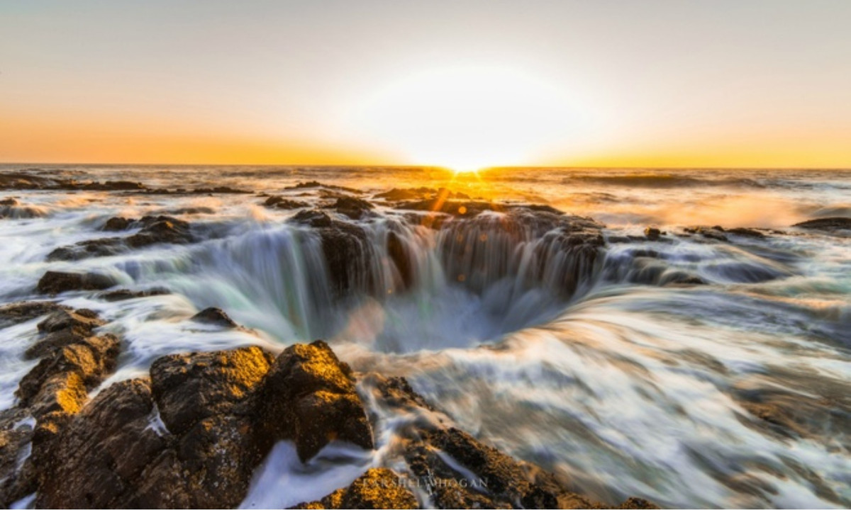 Khi thủy triều lên hoặc thời tiết có bão, nước từ hố sụt trào ra và phun lên những tảng đá xung quanh tạo nên một cảnh tượng vô cùng độc đáo. (Nguồn: Zing News)