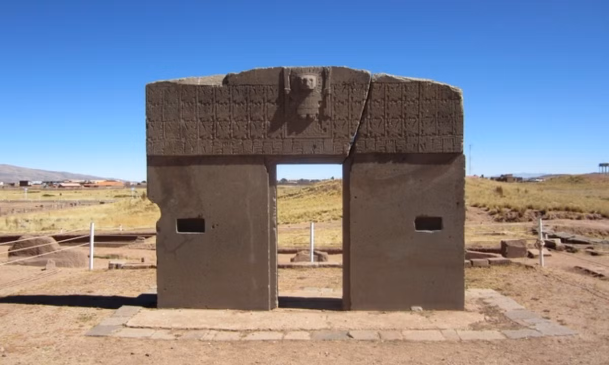 2. Cổng mặt trời, Bolivia: cánh cổng được chạm khắc từ một miếng đá nguyên khối, nặng khoảng 10 tấn, có niên đại khoảng 1.500 tuổi từ nền văn minh cổ đại Tiwanaku. (Nguồn: Zing News)