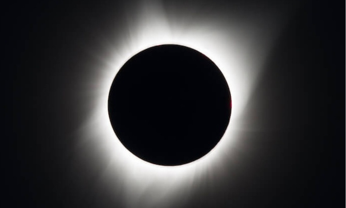 Điều làm cho các nhà khoa học bối rối là: vì nguồn nhiệt của mặt trời nằm ở tâm của mặt trời, nên nhiệt độ sẽ giảm khi di chuyển ra xa trung tâm. (Nguồn: Zing)