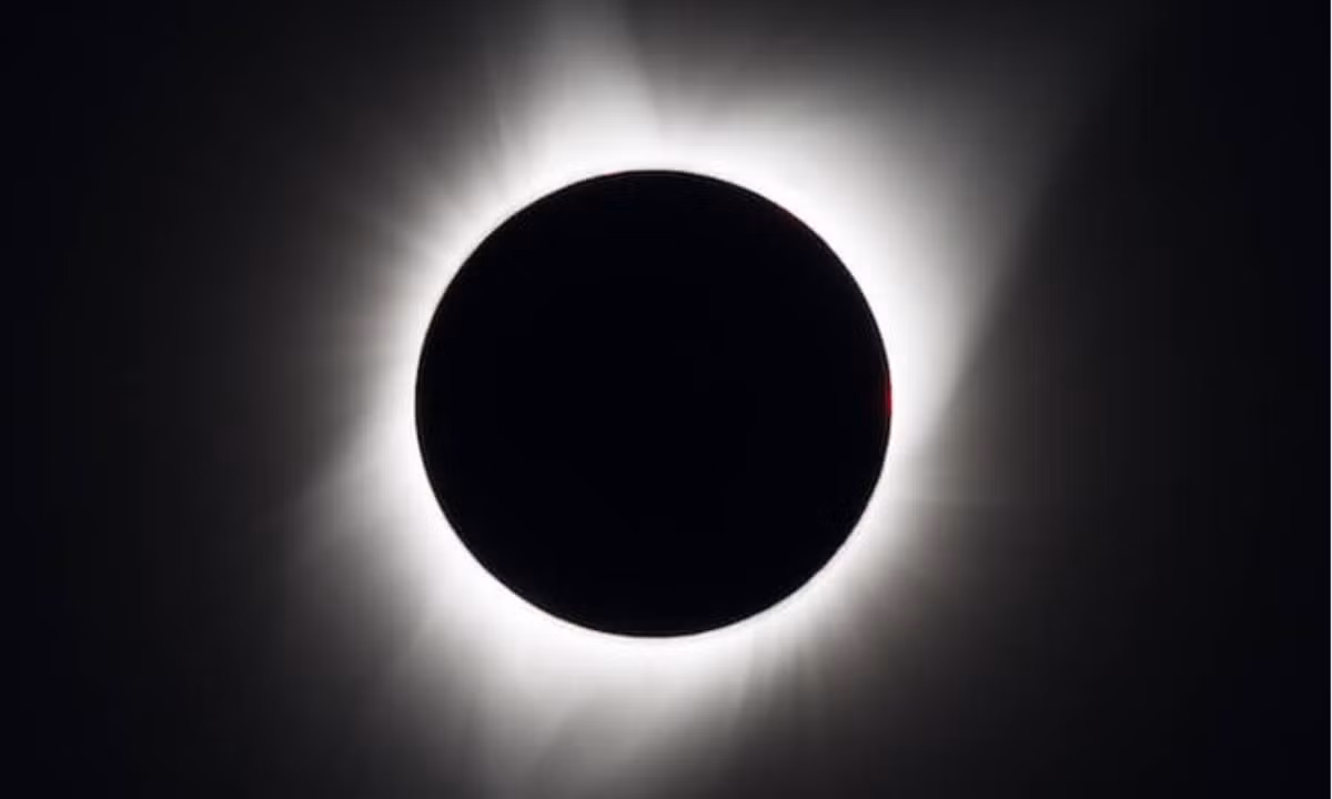 Điều làm cho các nhà khoa học bối rối là: vì nguồn nhiệt của mặt trời nằm ở tâm của mặt trời, nên nhiệt độ sẽ giảm khi di chuyển ra xa trung tâm. (Nguồn: Zing)