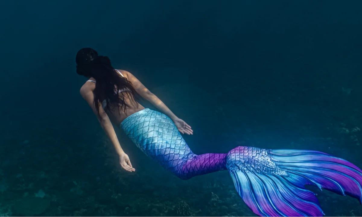 Trong tích cổ Trung Quốc, người cá còn được gọi là Giao Nhân Thiện Chức (hay giao nhân), nước mắt của sinh vật này có thể biến thành trân châu.