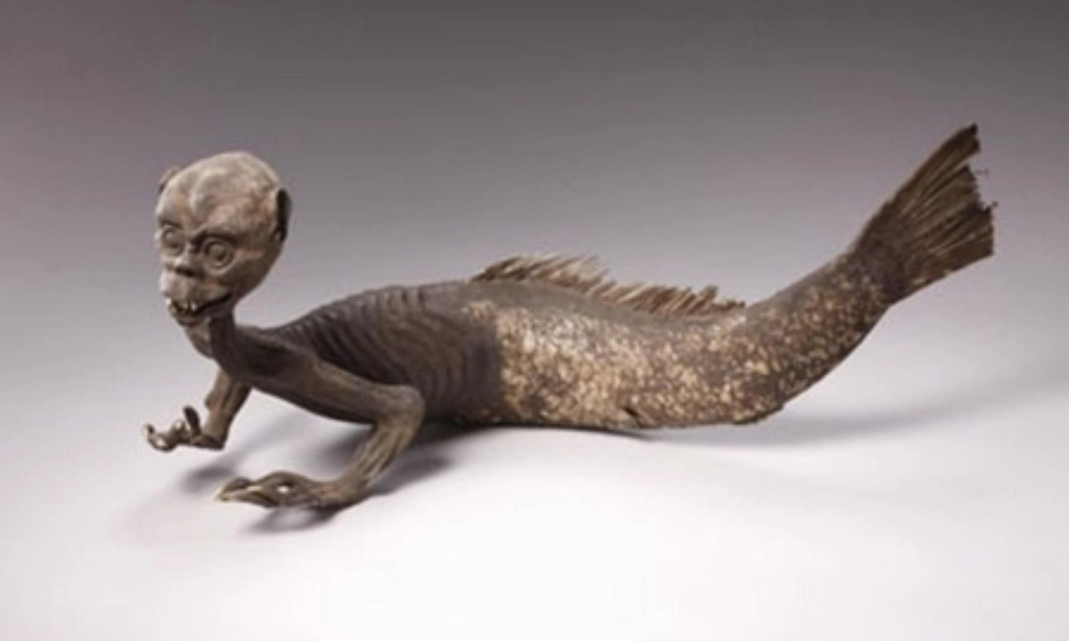 Hóa thạch dài 1,6 m này, từ eo trở lên mang hình dạng con người, với hai cánh tay khá khỏe và một cái đầu lớn, phát triển bình thường. Từ hai bàn tay mọc ra những móng vuốt sắc nhọn. Hai mắt không có mi, giống mắt cá”.