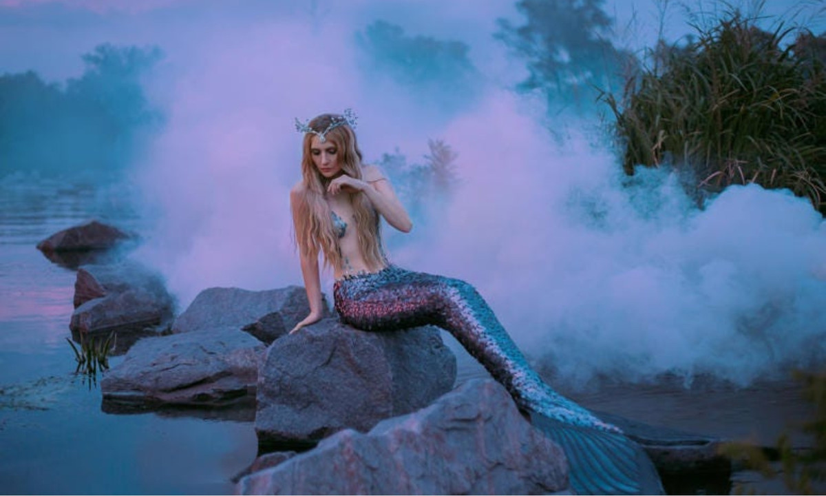 Tờ “Ngọn đuốc” của Kuwait đưa tin, vào ngày 24/8/1980, người ta phát hiện thấy trên biển Đỏ một loài thủy sinh, nửa thân trên mang hình dạng của cá, nửa thân dưới lại y hệt người, gồm hai chân và mười ngón chân. Người ta cho rằng đây chính là Nhân ngư, nhưng thật đáng tiếc bởi khi được phát hiện loài thủy sinh này đã chết.