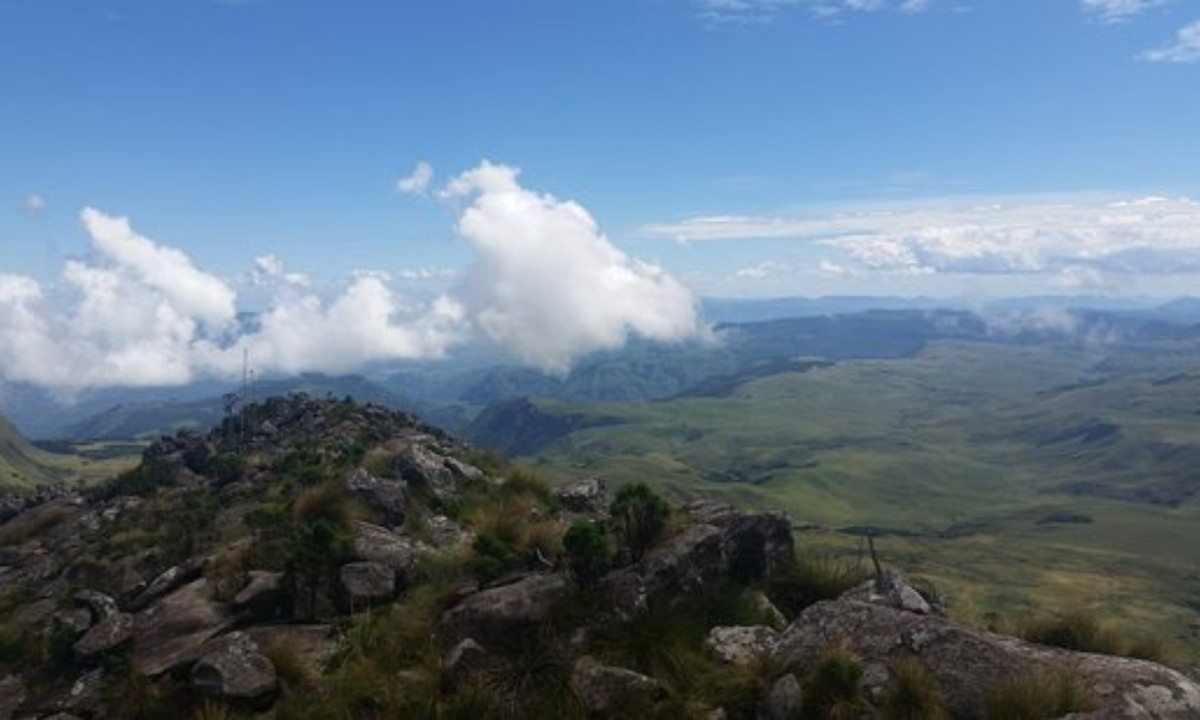 Bề mặt địa hình trắc trở với nhiều khối đá dựng đứng hoặc sắc nhọn, những bậc thang đá phân tầng không hợp lý, những tuyến đường mòn mọc rậm rạp dây, cây rừng, sự xâm thực dữ dội của các thảm thực vật... có thể đã tạo ra sự cố khó hiểu cho các nhà leo núi giàu kinh nghiệm nhất. (Nguồn: TripAdvisor)