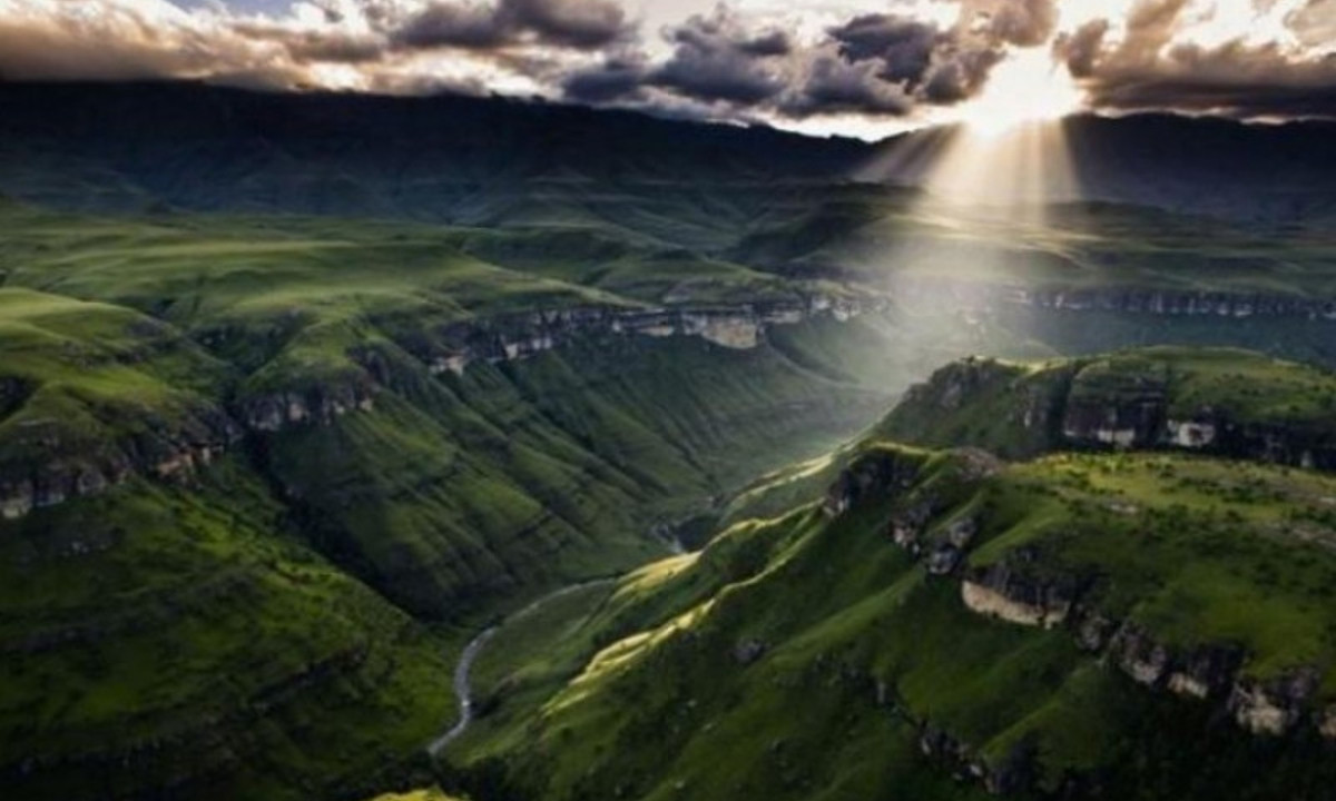 Có rất nhiều giải thích khác liên quan đến địa hình đồi núi hiểm trở cộng với thời tiết khắc nghiệt có thể thay đổi bất ngờ, nhưng vẫn chưa có nguyên nhân nào thuyết phục. (Nguồn: fambayi.com)