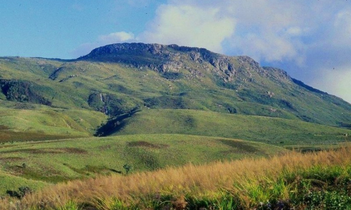 Ngay cả khu vực xung quanh ngọn núi cũng có những câu chuyện kỳ lạ. Điển hình như hai con đập Osborne và Gokwe được xây dựng ở khu vực đã gặp phải những trở ngại. Người dân địa phương cho rằng nguyên nhân là do họ đã mạo phạm dòng sông khiến các vị thần tức giận. (Nguồn: fambayi.com)