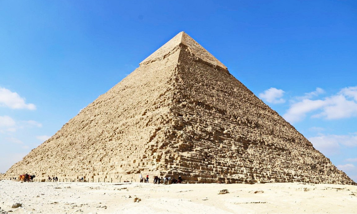 “Điều này đi ngược lại các nguyên lý khoa học và điện tử mà chúng ta đã biết… có một sức mạnh đi ngược lại các nguyên lý khoa học bên trong kim tự tháp”, TS Gohed nói. (Nguồn: TripAdvisor)