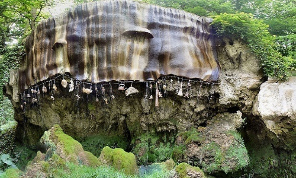 3. Giếng nước làm hóa đá đồ vật: mọi thứ bạn cho vào nước trong giếng đều sẽ biến thành đá một cách lạ lùng. Giếng "thần kỳ" tưởng chỉ có trong truyện cổ tích lại xuất hiện tại Knaresborough, phía bắc Yorkshire (Anh). 