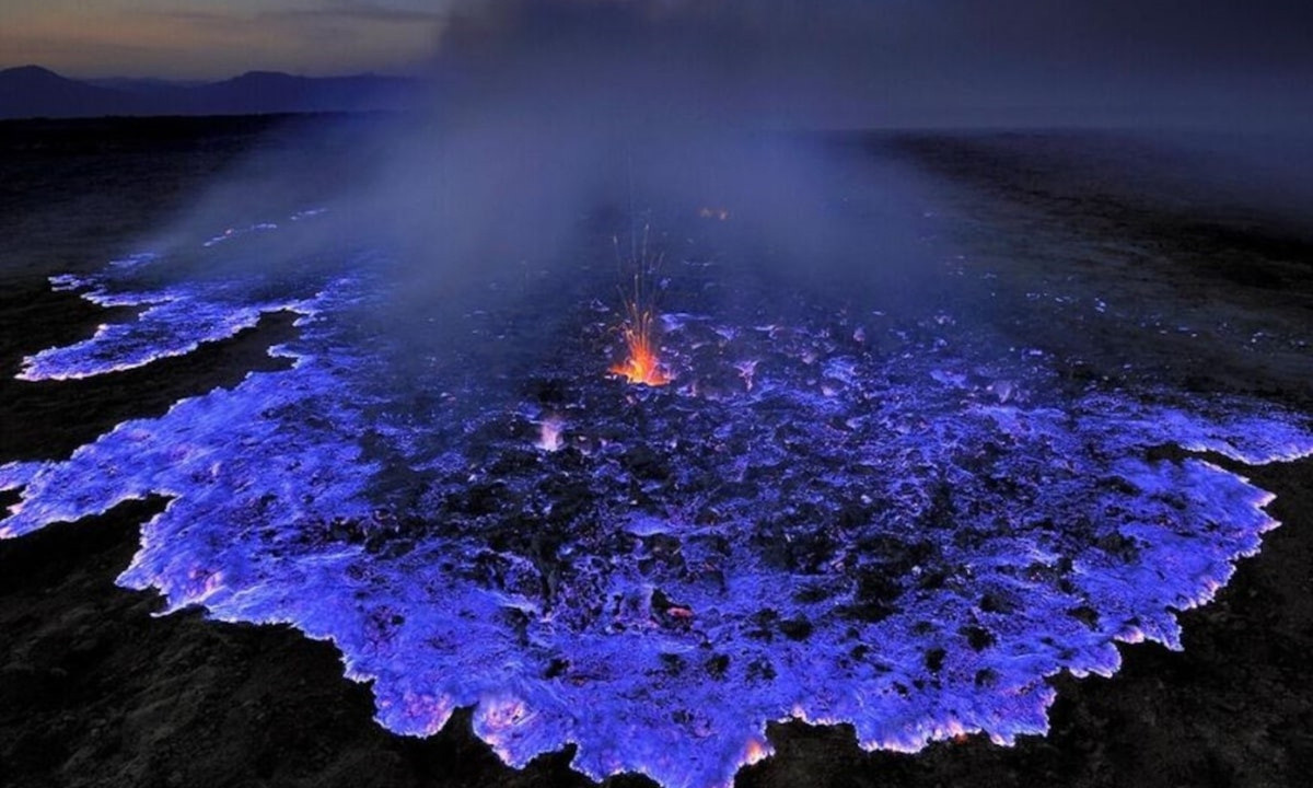 10. Núi lửa dung nham xanh: ngọn núi lửa Kawah Ijen ở Indonesia tuôn trào dung nham xanh khiến nhiều người kinh ngạc. Nguyên nhân được cho là do nó hình thành trên mỏ khí lưu huỳnh. (Nguồn: Dân Việt)