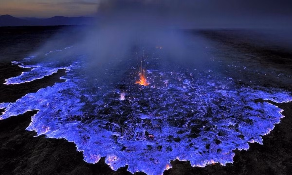 10. Núi lửa dung nham xanh: ngọn núi lửa Kawah Ijen ở Indonesia tuôn trào dung nham xanh khiến nhiều người kinh ngạc. Nguyên nhân được cho là do nó hình thành trên mỏ khí lưu huỳnh. (Nguồn: Dân Việt)