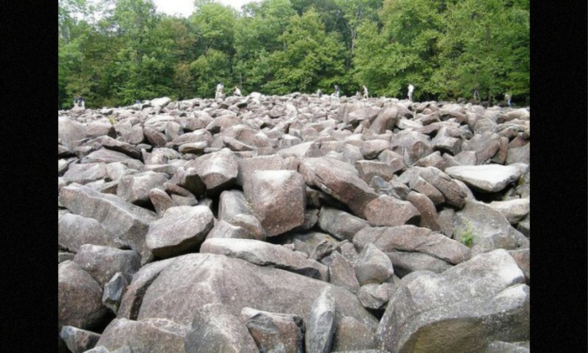 9. Đá chuông Pennsylvania: những tảng đá này xuất hiện một cách kỳ lạ trên một đồng cỏ ở đỉnh đồi Pensylvania (Mỹ). Lý do chúng xuất hiện là một bí ẩn, vì xung quanh không có bất kỳ gờ đá cao nào, và chúng không thể rơi từ đâu đó xuống. (Nguồn: Vietnamnet)