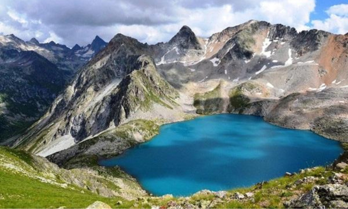 4. Hồ phóng xạ chết người: Hồ Karachay (Nga) được gọi là "hồ chết" bởi nồng độ phóng xạ cao hơn bất kỳ nơi nào trên thế giới. Nó từng là dấu tích của một nhà máy hạt nhân. Để hạn chế những rủi ro khác có thể xảy ra trong tương lai, người ta đã đổ bê tông cho hồ, tuy nhiên mức độ độc hại vẫn rất cao.