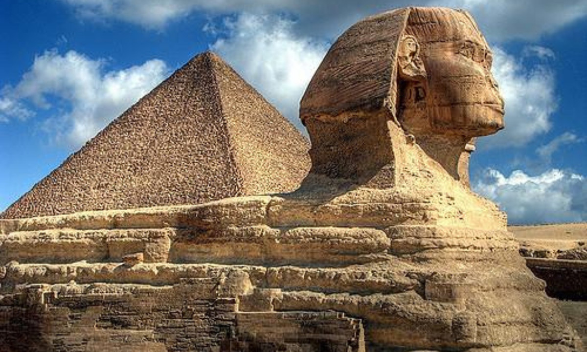 Nhân sư nổi tiếng nhất ở Hy Lạp là con từng gác cửa vào thành phố Thebes. Nó thường đưa ra những câu hỏi bí hiểm cho những ai muốn vào thành.