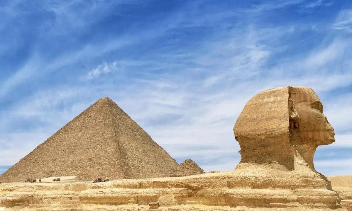 Bên cạnh đó, tượng nhân sư còn nổi tiếng với những câu đố bí ẩn, mà du khách vẫn quen với tên gọi Câu đố của nhân sư. (Nguồn: EZ Tour Egypt)