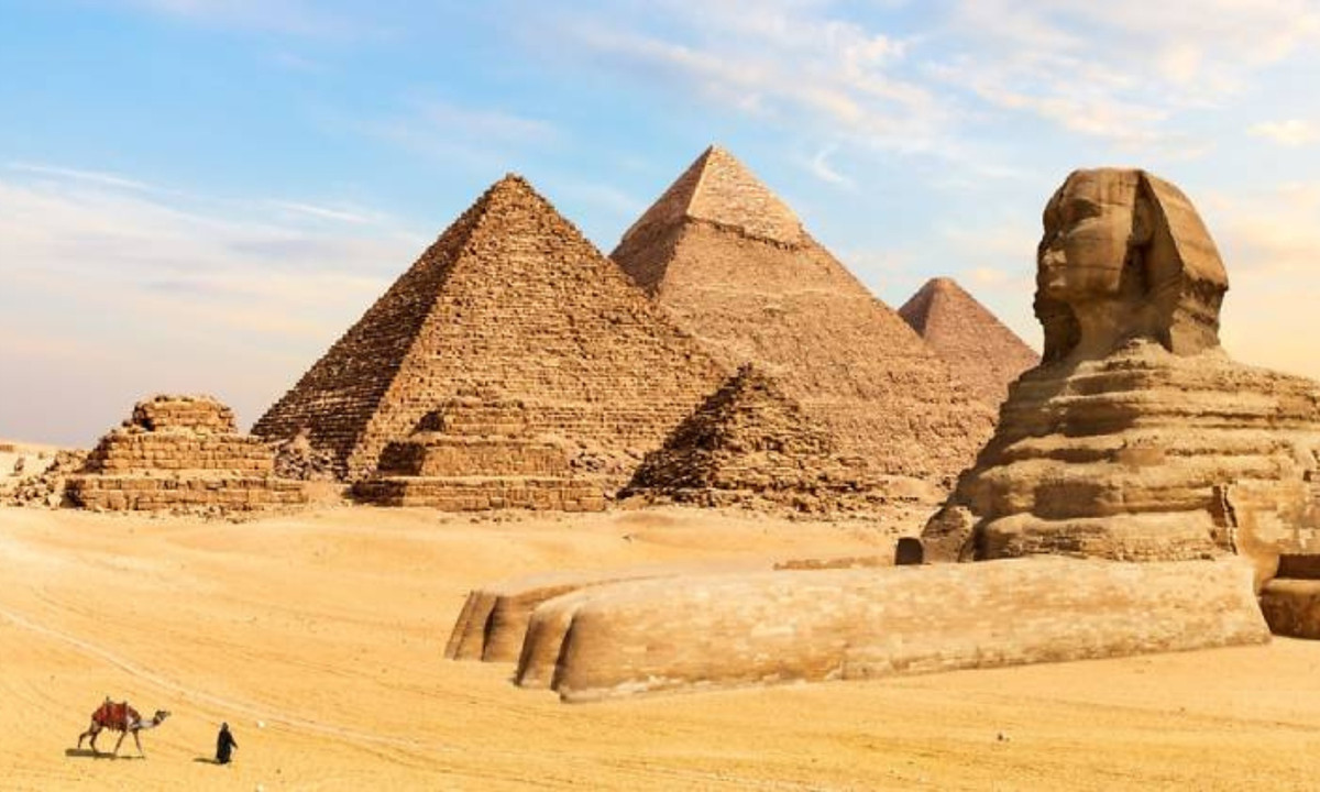 Tượng được tạc với hình dáng đầu người, thân sư tử, nằm trong tư thế phủ phục ở cao nguyên Giza, tả ngạn sông Nile. (Nguồn: Time Out)