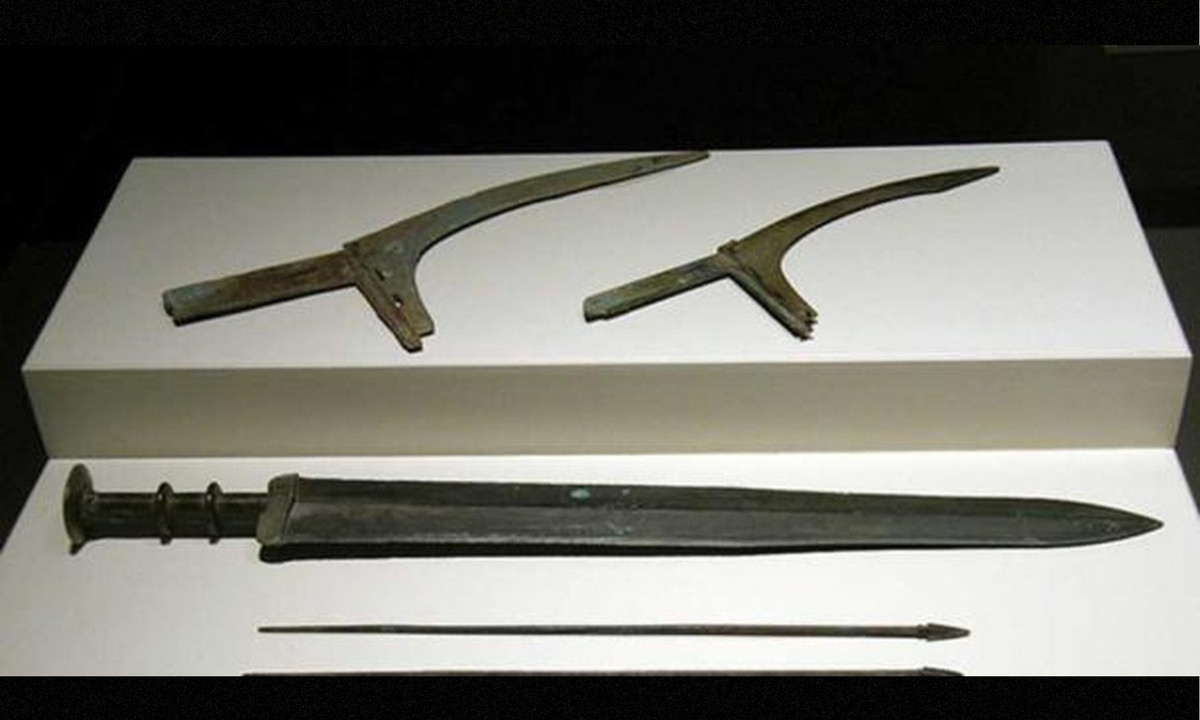 Sau khi nghiên cứu, người ta thấy rằng những vũ khí đồng này vượt trội hơn hẳn so với 6 nước chư hầu còn lại. Kiếm thời Tần cứng, chắc và sắc được xử lý chống gỉ mà chiều dài của nó cũng dài hơn những thanh kiếm ở các nước khác khoảng 20 cm. (Nguồn: Báo Nghệ An) 