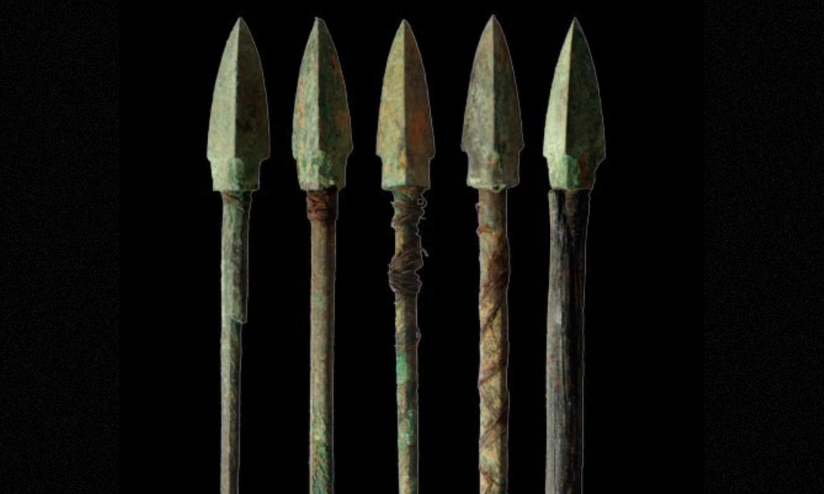 Đây cũng là loại vũ khí mà các nước chư hầu khác không có. Chính vì lẽ đó, mũi tên 3 cạnh và nỏ được các nhà sử học gọi là "thần vật" giúp binh sĩ nâng cao sức chiến đấu.