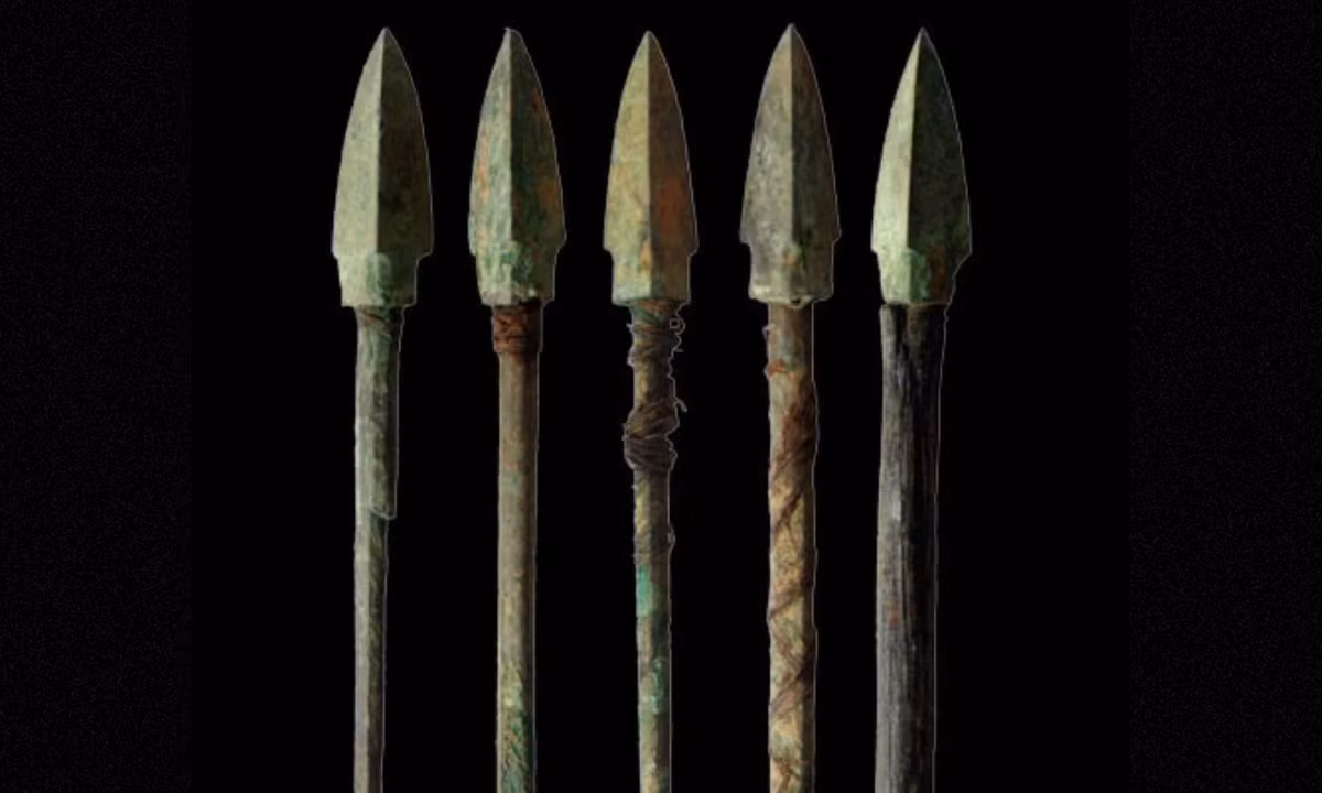 Đây cũng là loại vũ khí mà các nước chư hầu khác không có. Chính vì lẽ đó, mũi tên 3 cạnh và nỏ được các nhà sử học gọi là "thần vật" giúp binh sĩ nâng cao sức chiến đấu.