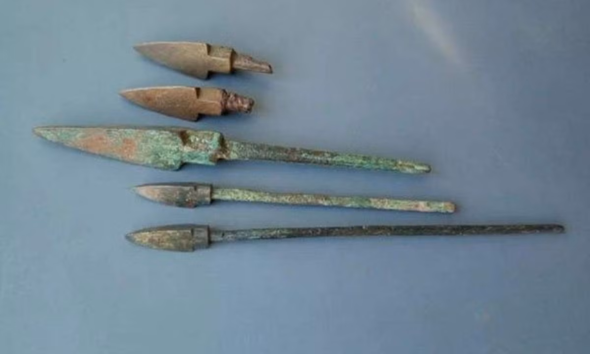 3. Mũi tên ba cạnh: đây là thứ vũ khí duy nhất nhà Tần có, mũi tên này có sức xuyên thấu vô cùng mạnh mẽ. Nó sở hữu thiết kế ba cạnh độc đáo giúp giảm lực cản ở mức tối thiểu sau khi bắn. (Nguồn: DanViet) 