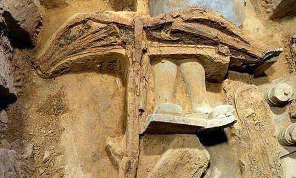 2. Nỏ Tần: vũ khí đáng chú ý thứ hai là nỏ Tần được nước Tần phát triển trên cơ sở của cung tên nhưng tính sát thương và độ chính xác của nó vượt xa cung tên thông thường. Để cải thiện vấn đề này, nỏ Tần đã ra đời. 