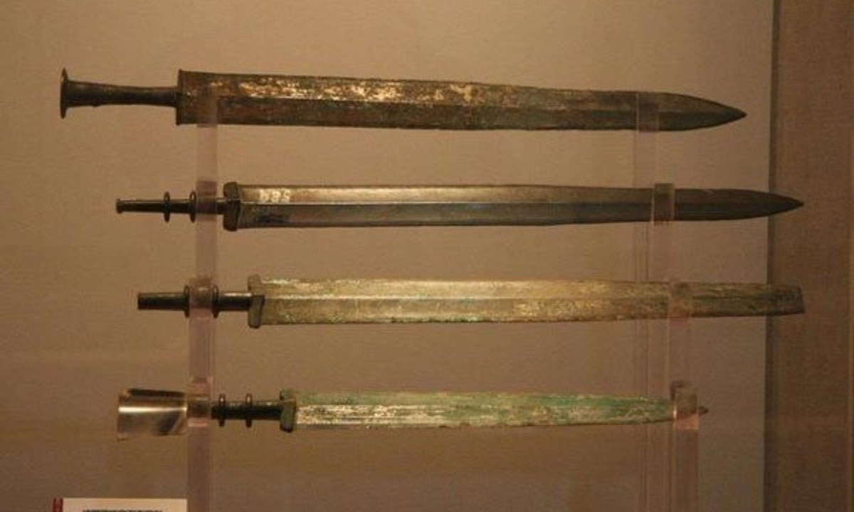 1. Vũ khí luyện đồng: trong khu di chỉ Tần Lăng, một số lượng cực lớn đội quân đất nung và vũ khí bằng đồng chiếm tỷ lệ không hề nhỏ. Tần là nước luyện được đồng. (Nguồn: DanViet) 