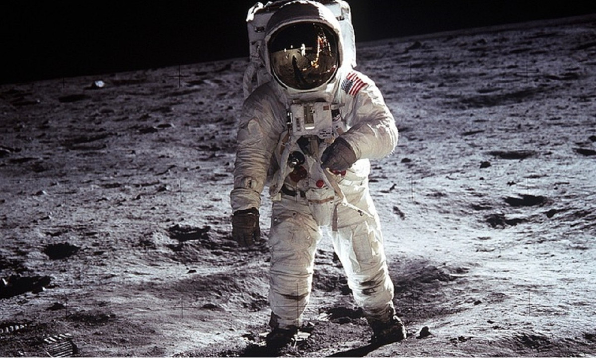 Theo Live Science , nhóm nghiên cứu đã mời 8 người (gồm 3 phi hành gia) sử dụng máy chạy bộ trên máy bay phản lực DC-9. Máy bay được điều khiển bay theo quỹ đạo hình parabol đặc biệt, mô phỏng lực hấp dẫn trên Mặt Trăng trong tối đa 20 giây. (Nguồn: baotintuc.vn)