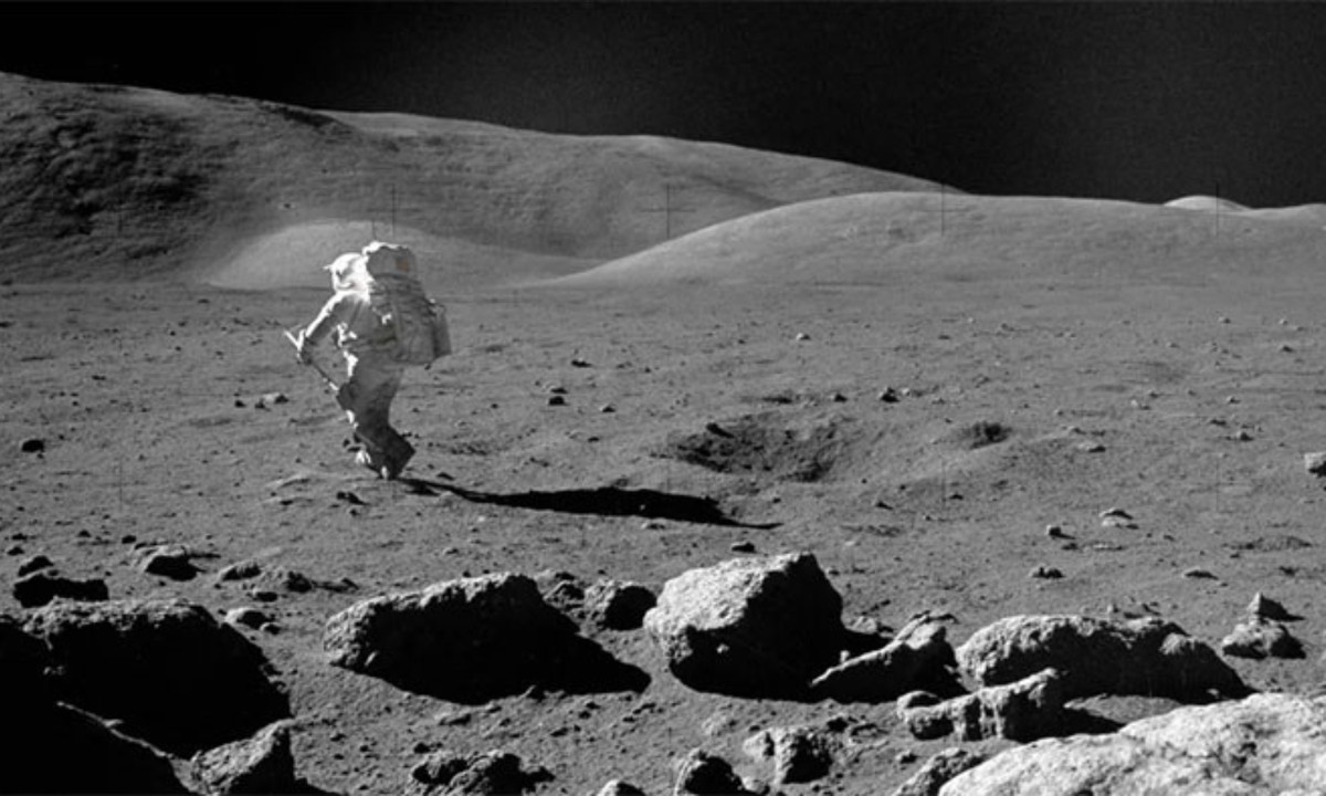 Cowley cho rằng con người sẽ không có công nghệ hoặc thiết bị cho nhiệm vụ đi bộ vòng quanh mặt trăng, ít nhất là đến thập niên 2030 hay 2040. (Nguồn: KhoaHoc.tv)