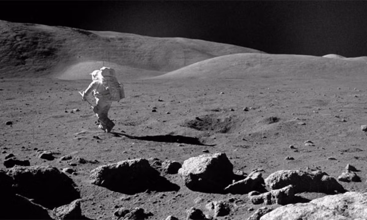 Cowley cho rằng con người sẽ không có công nghệ hoặc thiết bị cho nhiệm vụ đi bộ vòng quanh mặt trăng, ít nhất là đến thập niên 2030 hay 2040. (Nguồn: KhoaHoc.tv)