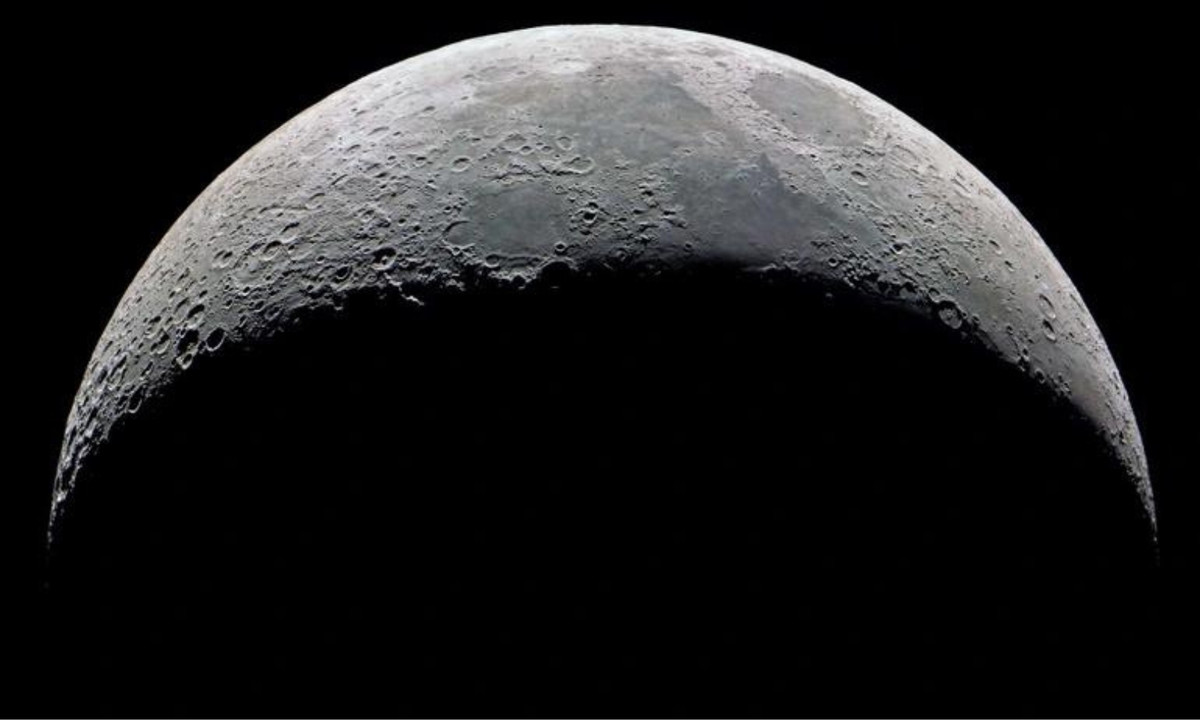 Bức xạ Mặt Trời là vấn đề quan trọng. Khác với Trái Đất, Mặt Trăng không có từ trường làm lệch hướng bức xạ. (Nguồn: Dân trí)