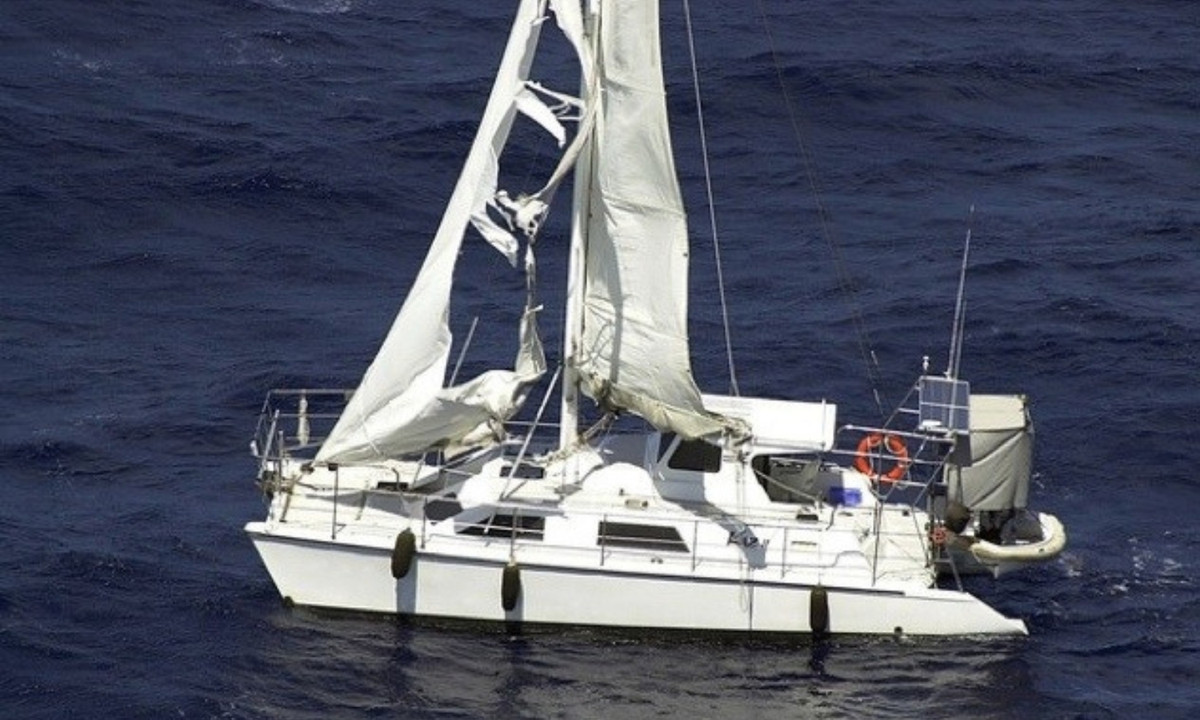 4. Du thuyền ma Kaz II: được phát hiện đang trôi nổi ngoài khơi bờ biển phía Bắc Australia vào ngày 18/4/2007. Kaz II được cho là đã rời bờ biển Airlie trước đó 3 ngày cùng ba thủy thủ đoàn. Song việc toàn bộ số người này mất tích chỉ được miêu tả trong kết luận điều tra là "lạ lùng". (Nguồn: Cool Interesting Stuff)