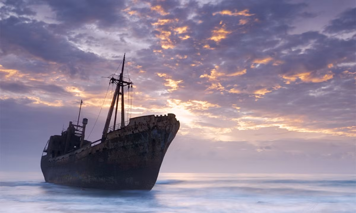 7. Tàu Octavius: một tàu đánh bắt cá voi mang tên Herald đã tìm thấy nó trôi dạt ngoài khơi bờ biển Greenland, trên tàu tất cả thủy thủ đoàn đều đã chết bởi băng giá. Thuyền trưởng con tàu được tìm thấy đã chết trong khi đang ngồi ở bàn làm việc, trước mặt ông là một cuốn sổ và một bản ghi hoàn thiện từ năm 1762. (Nguồn: YAN) 