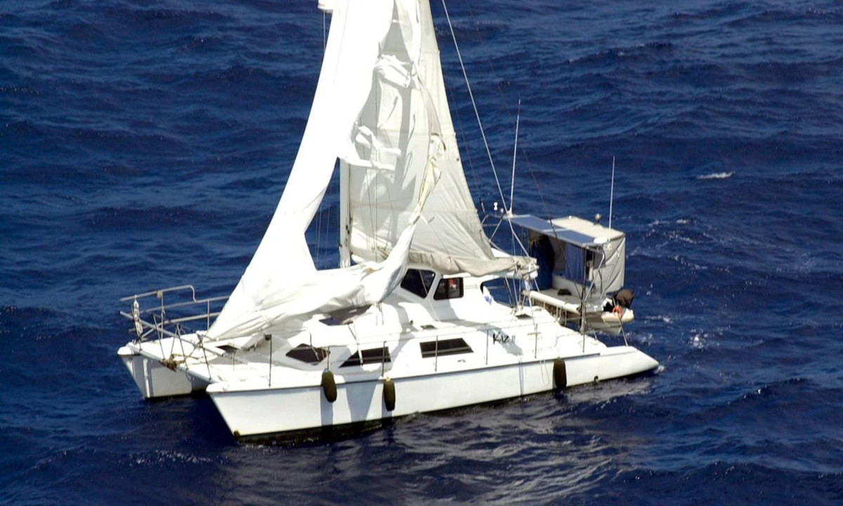 Du thuyền vẫn hoạt động tốt, thức ăn, dao, dĩa vẫn bày trên bàn. Một chiếc laptop vẫn đang bật, động cơ vẫn đang chạy. Hệ thống máy móc, GPS, thậm chí áo phao vẫn còn nguyên. Không ai lí giải được điều gì đã xảy ra. (Nguồn: NBC News)