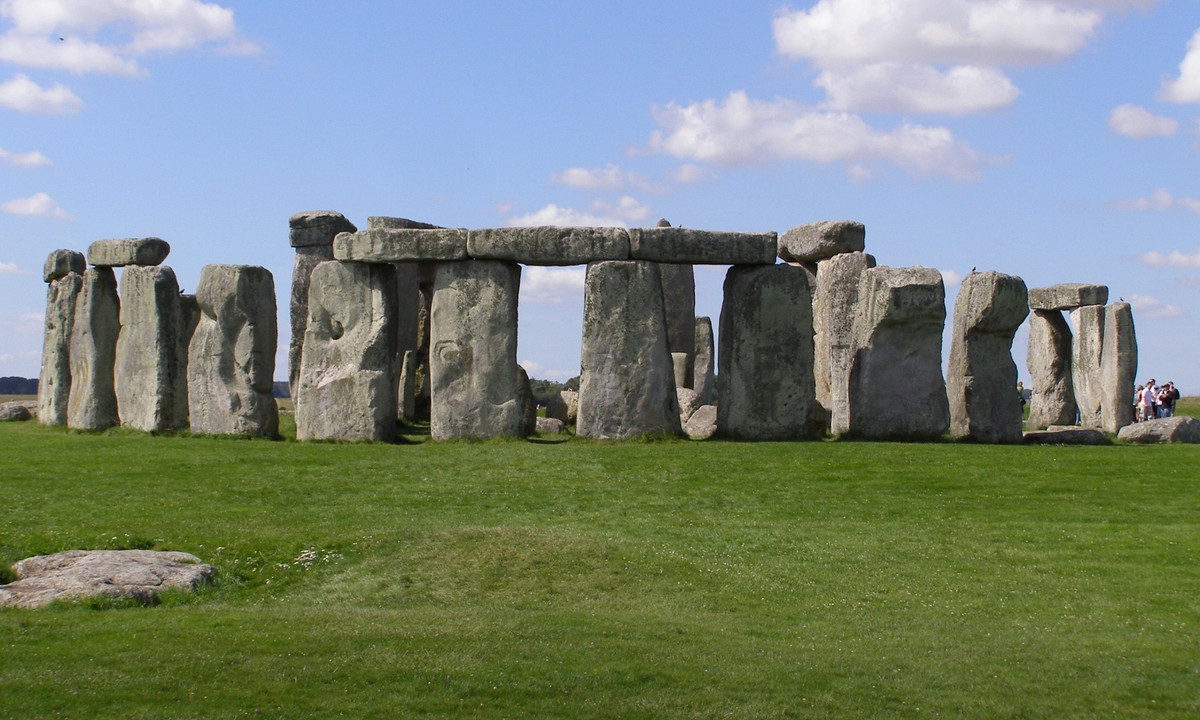  Bãi đá cổ Stonehenge nằm cách thủ đô London của nước Anh khoảng 120km về phía Tây Nam. Nơi đây bao gồm những tảng đá lớn được xếp thành vòng tròn, trong đó có những tảng đá cao đến 6m.